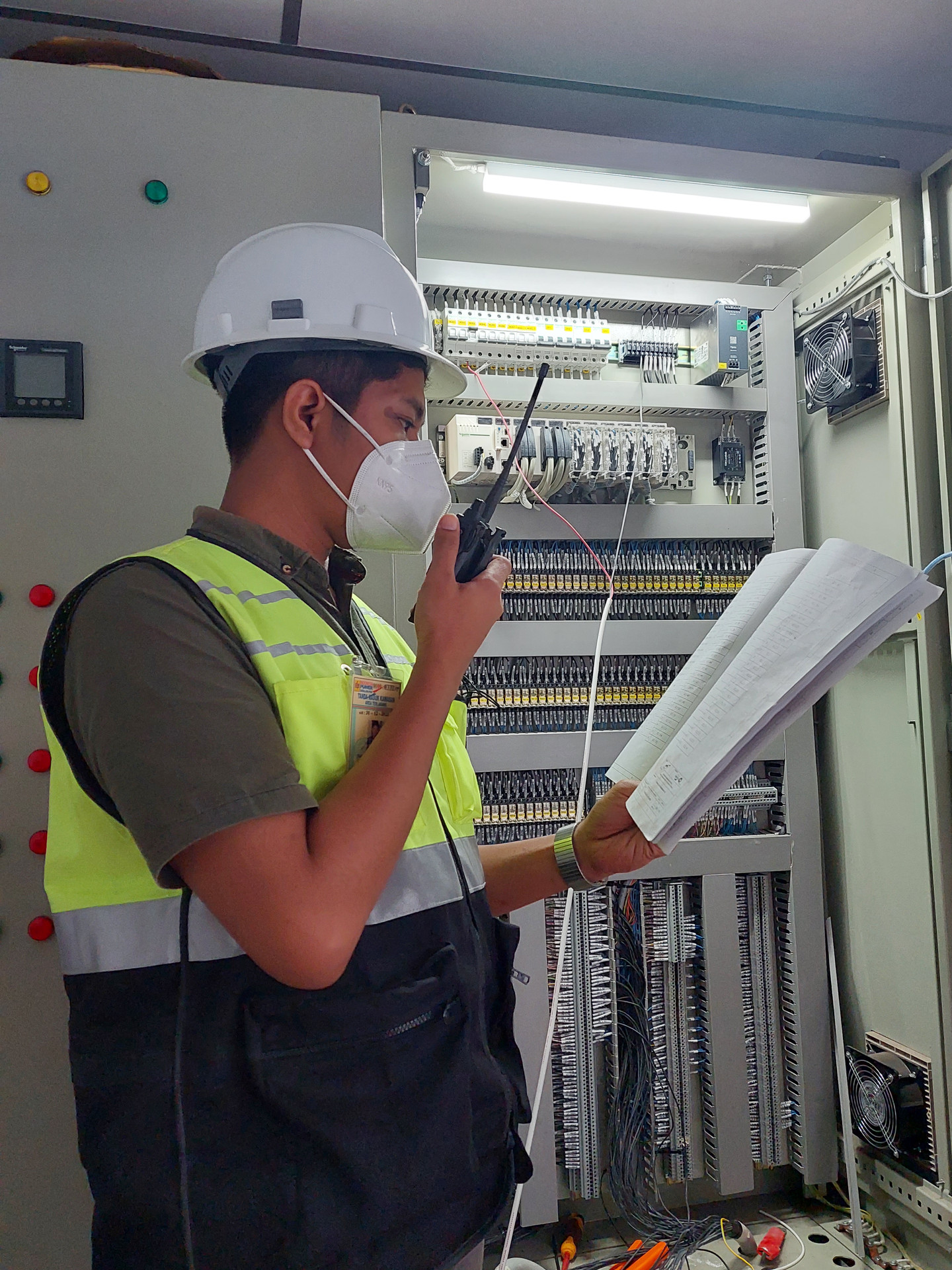 Testing dan commissioning panel oleh engineer ISTAR