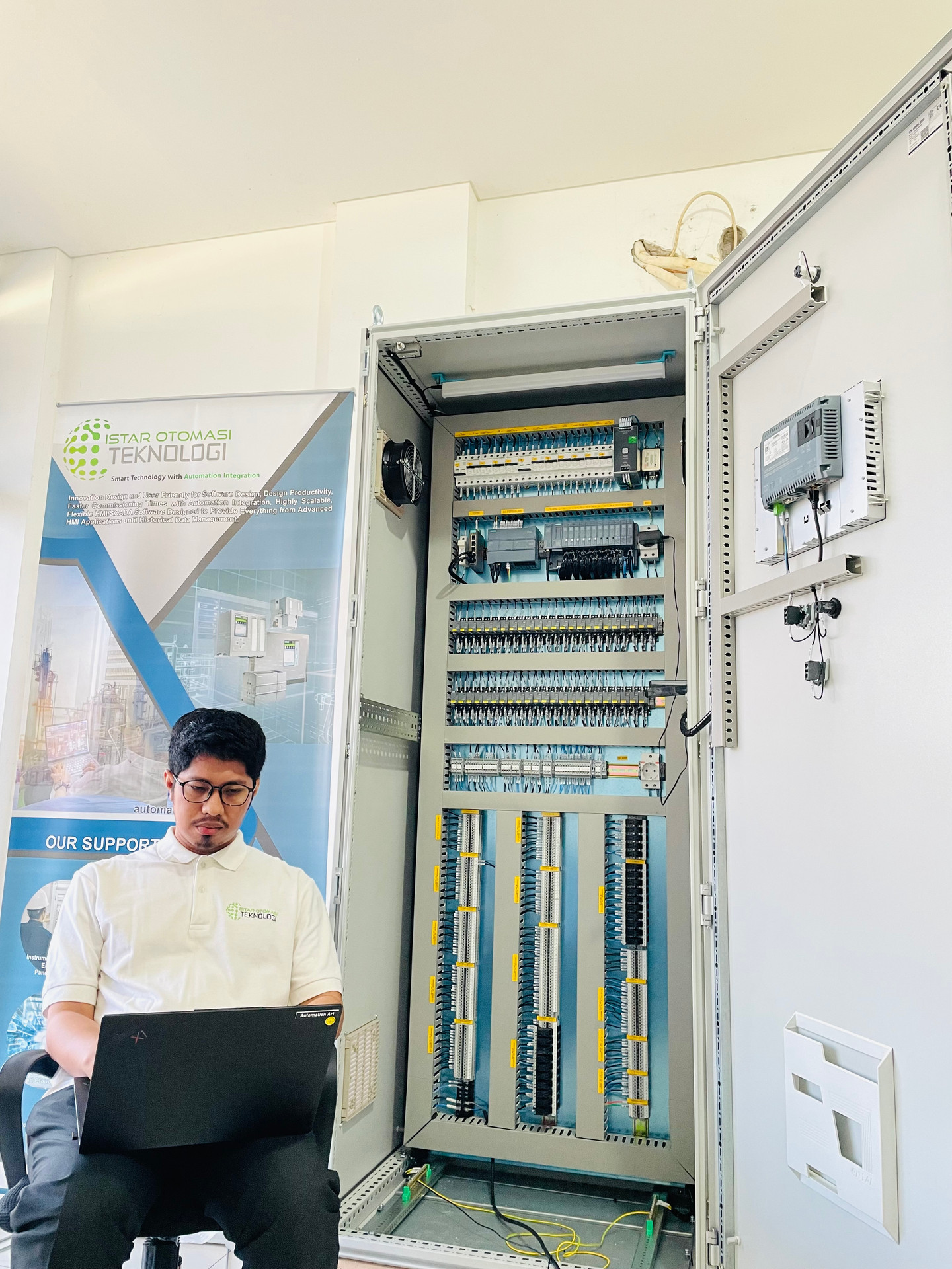 Integrasi PLC dan perangkat pada panel industri